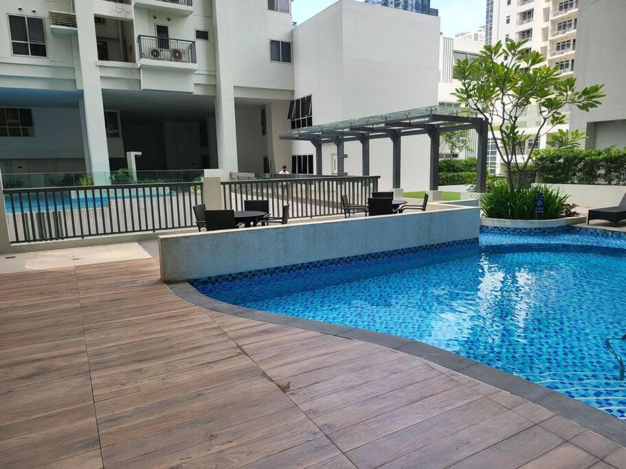 Luxury @ Bgc Sleeps 6 Comfortably Fast Wifi Pool! Leilighet Manila Eksteriør bilde