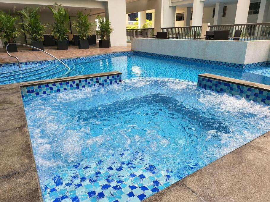 Luxury @ Bgc Sleeps 6 Comfortably Fast Wifi Pool! Leilighet Manila Eksteriør bilde