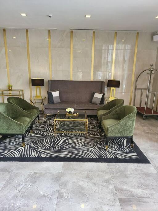 Luxury @ Bgc Sleeps 6 Comfortably Fast Wifi Pool! Leilighet Manila Eksteriør bilde