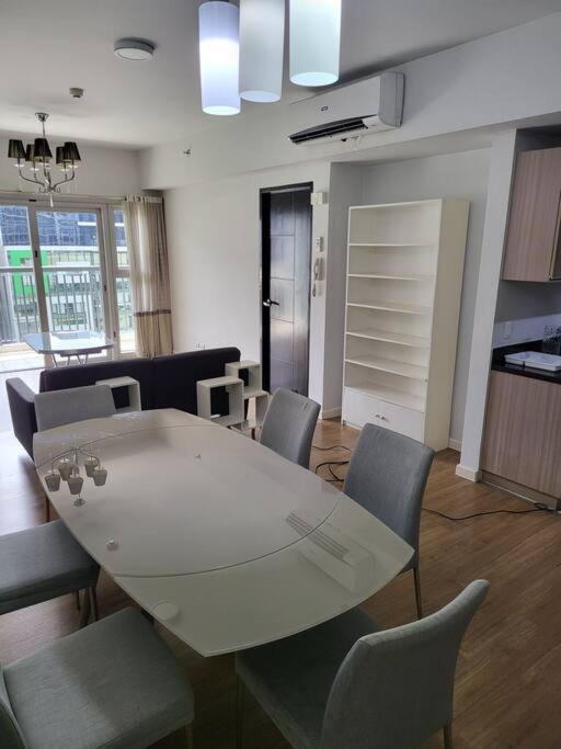 Luxury @ Bgc Sleeps 6 Comfortably Fast Wifi Pool! Leilighet Manila Eksteriør bilde