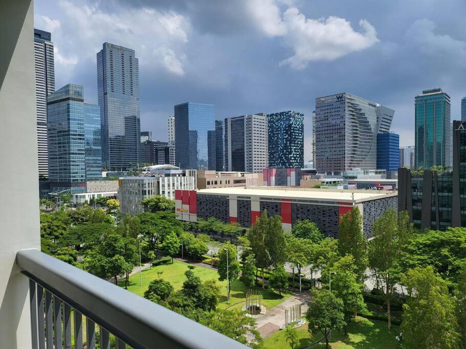 Luxury @ Bgc Sleeps 6 Comfortably Fast Wifi Pool! Leilighet Manila Eksteriør bilde