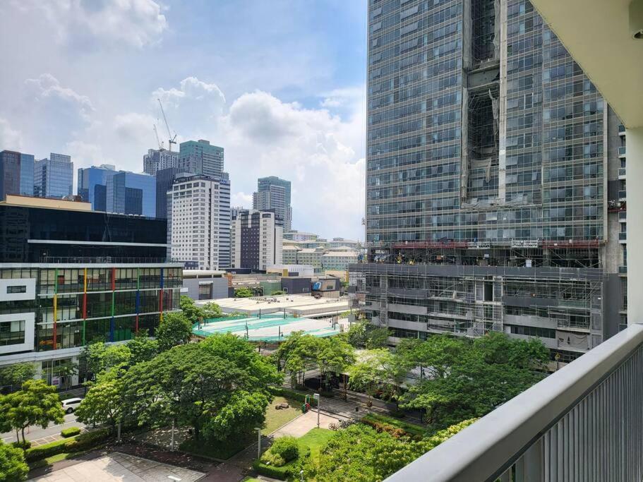 Luxury @ Bgc Sleeps 6 Comfortably Fast Wifi Pool! Leilighet Manila Eksteriør bilde