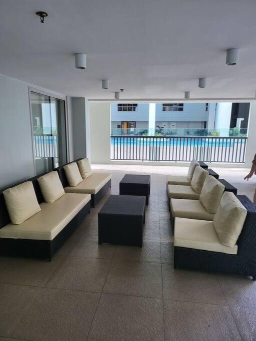 Luxury @ Bgc Sleeps 6 Comfortably Fast Wifi Pool! Leilighet Manila Eksteriør bilde