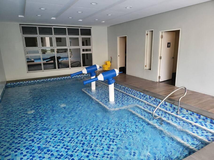 Luxury @ Bgc Sleeps 6 Comfortably Fast Wifi Pool! Leilighet Manila Eksteriør bilde