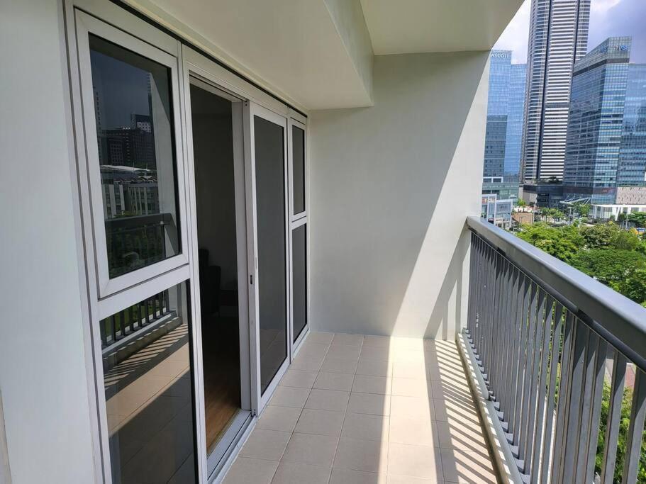 Luxury @ Bgc Sleeps 6 Comfortably Fast Wifi Pool! Leilighet Manila Eksteriør bilde