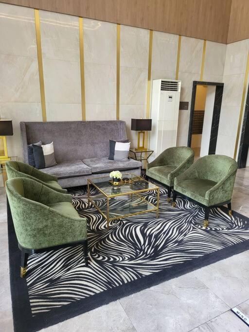 Luxury @ Bgc Sleeps 6 Comfortably Fast Wifi Pool! Leilighet Manila Eksteriør bilde