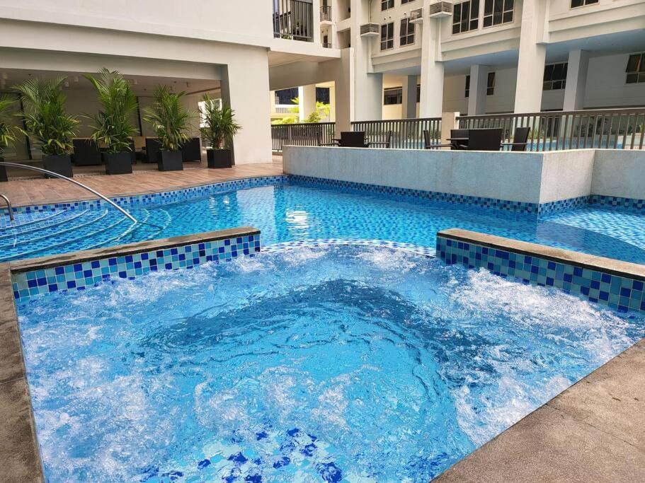 Luxury @ Bgc Sleeps 6 Comfortably Fast Wifi Pool! Leilighet Manila Eksteriør bilde