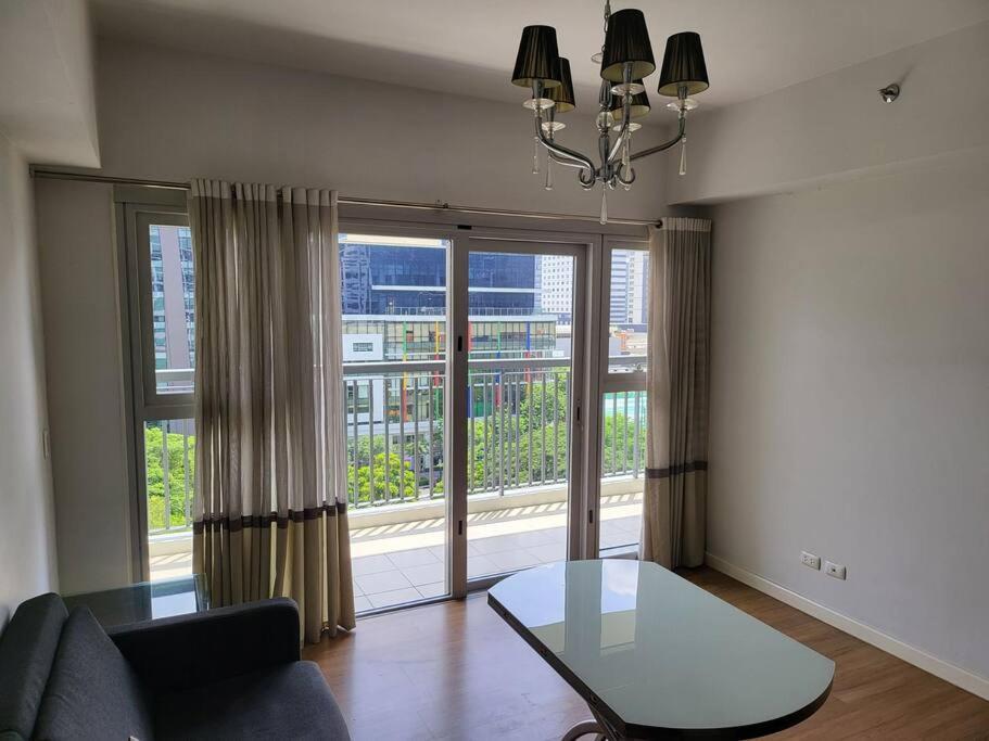 Luxury @ Bgc Sleeps 6 Comfortably Fast Wifi Pool! Leilighet Manila Eksteriør bilde