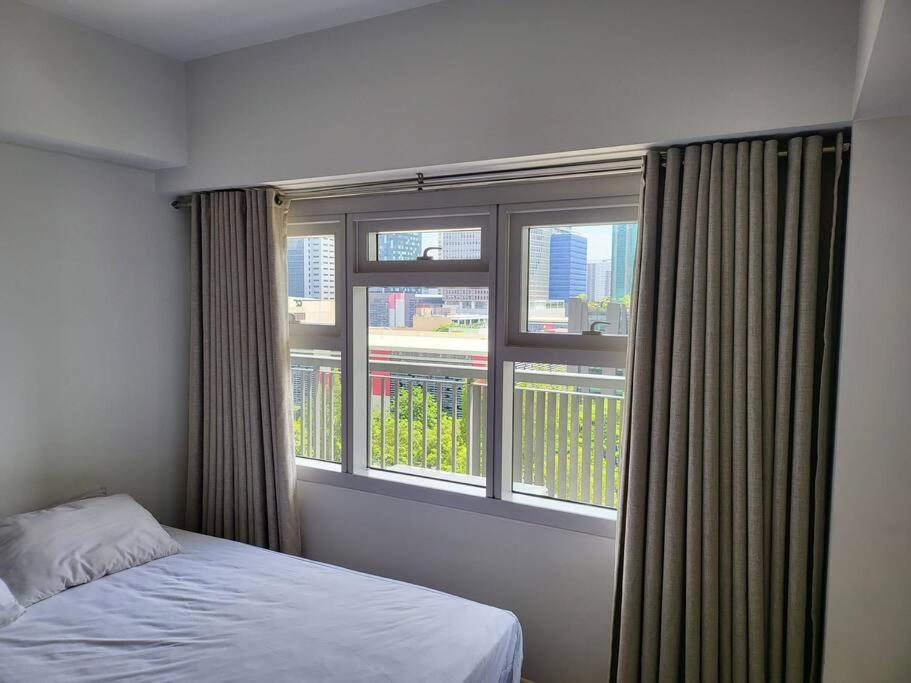 Luxury @ Bgc Sleeps 6 Comfortably Fast Wifi Pool! Leilighet Manila Eksteriør bilde