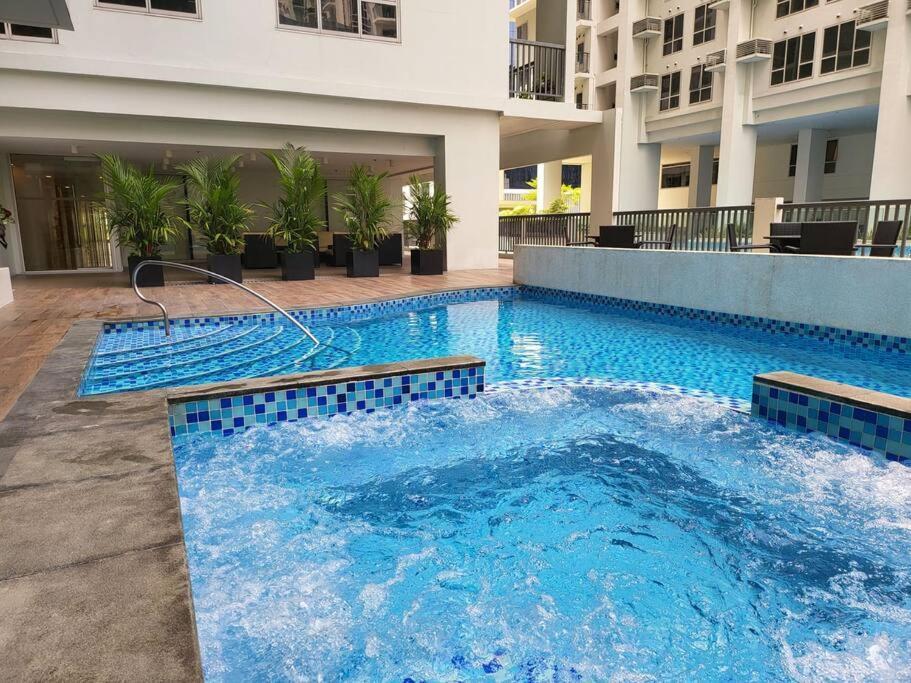 Luxury @ Bgc Sleeps 6 Comfortably Fast Wifi Pool! Leilighet Manila Eksteriør bilde